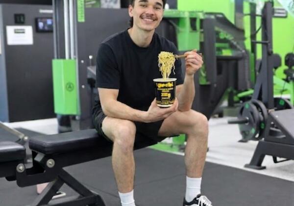Weight management Geelong: Carbon Gym member refuelling with a high-protein noodle cup after training